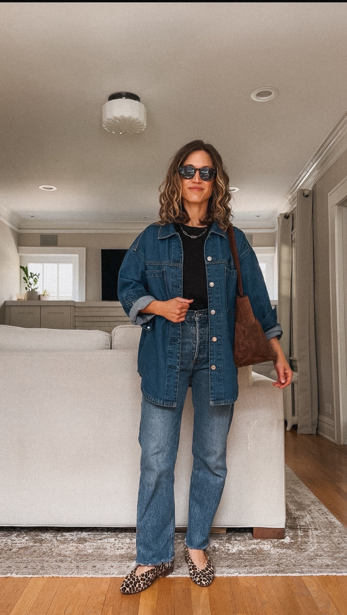 Look of the Day // 4.29

Sèzane tee, S, I go up a size in these tees. Gap denim shirt jacket, XS, has an oversized fit. Agolde denim, 25, TTS for a relaxed fit. Sèzane leopard flats. Quince bag and sunglasses. Linking similar necklace. 

Capsule wardrobe, spring outfits

#LTKmomlife #LTKOver40 #LTKPetite