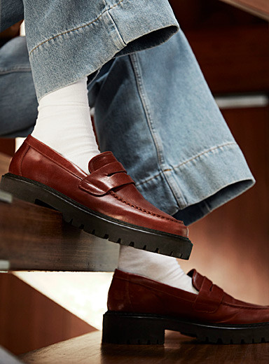 Minimalist notched-sole loafersWomen | Simons