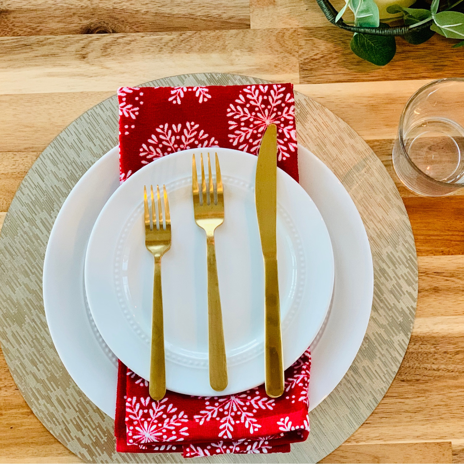 Easy holiday table setting!

#christmasdinnertable
#tablescape
#christmasdecor

#LTKSeasonal #LTKhome #LTKHoliday