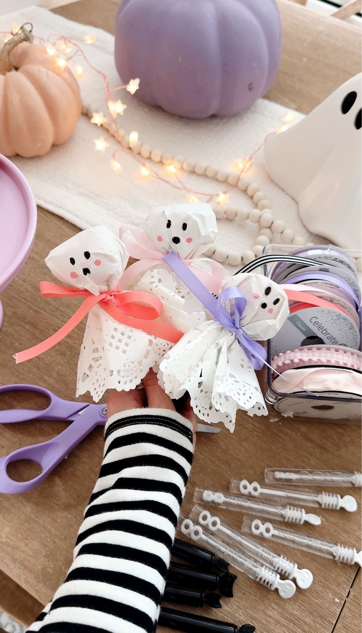 Our non-candy Halloween party favor - for gift for friends! (A fun twist to the 90s ghost lollipops) Did you ever get or give those as a kid? Me too! 

Either way this is one that kids and preteens can MAKE for their friends or classmates instead of (or with) you 💜Full how-to video demo over on Instagram✨

Designed by Steph @mama.jots