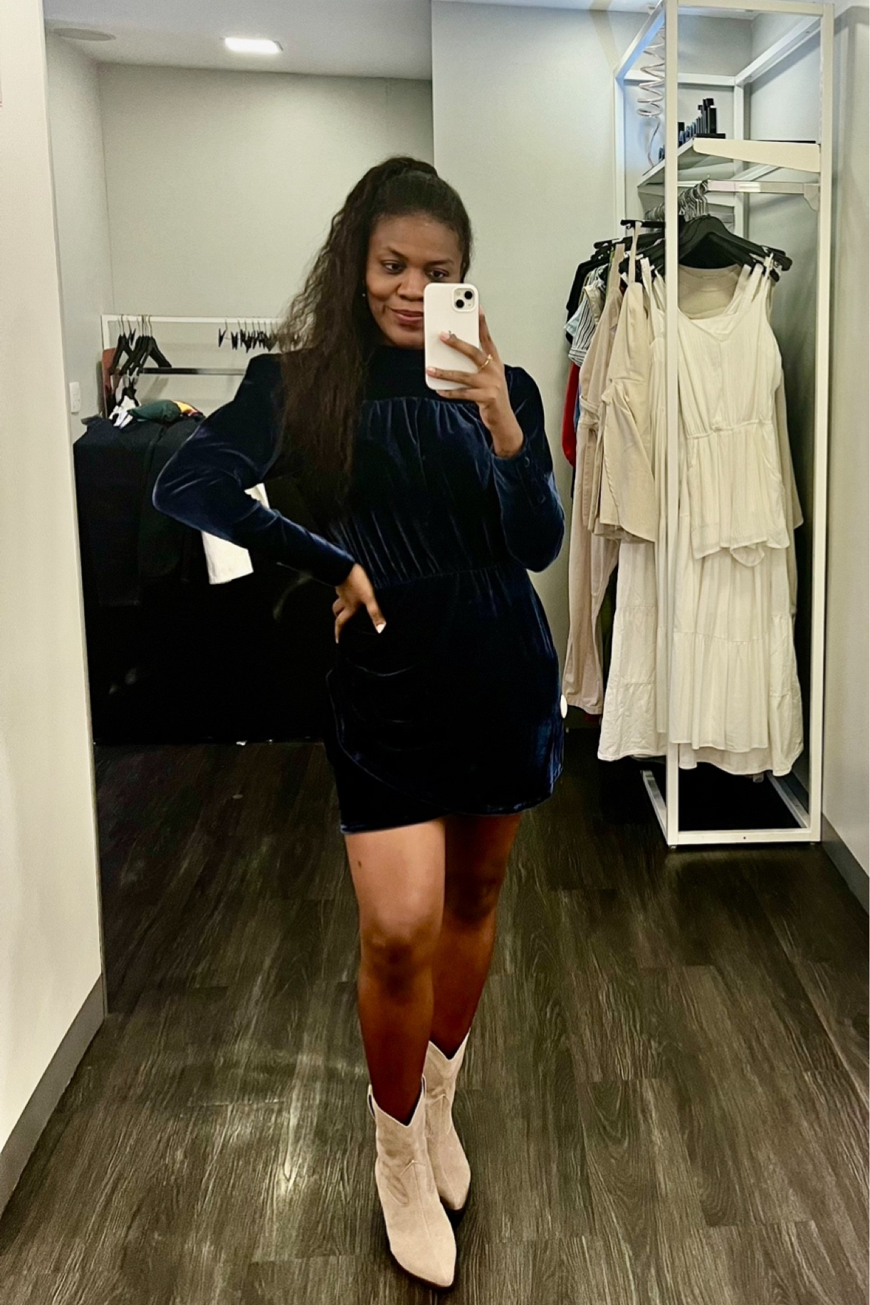 Vestido de veludo + bota = 🤌🏾💙

Da série: Itens estilosos para o inverno. 