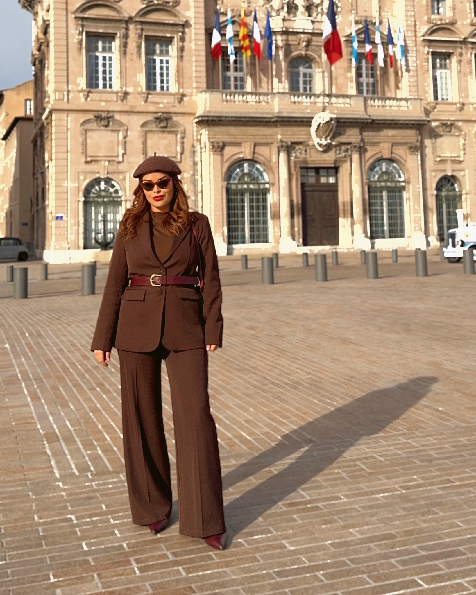 Traje marrón para visitar Marsella 