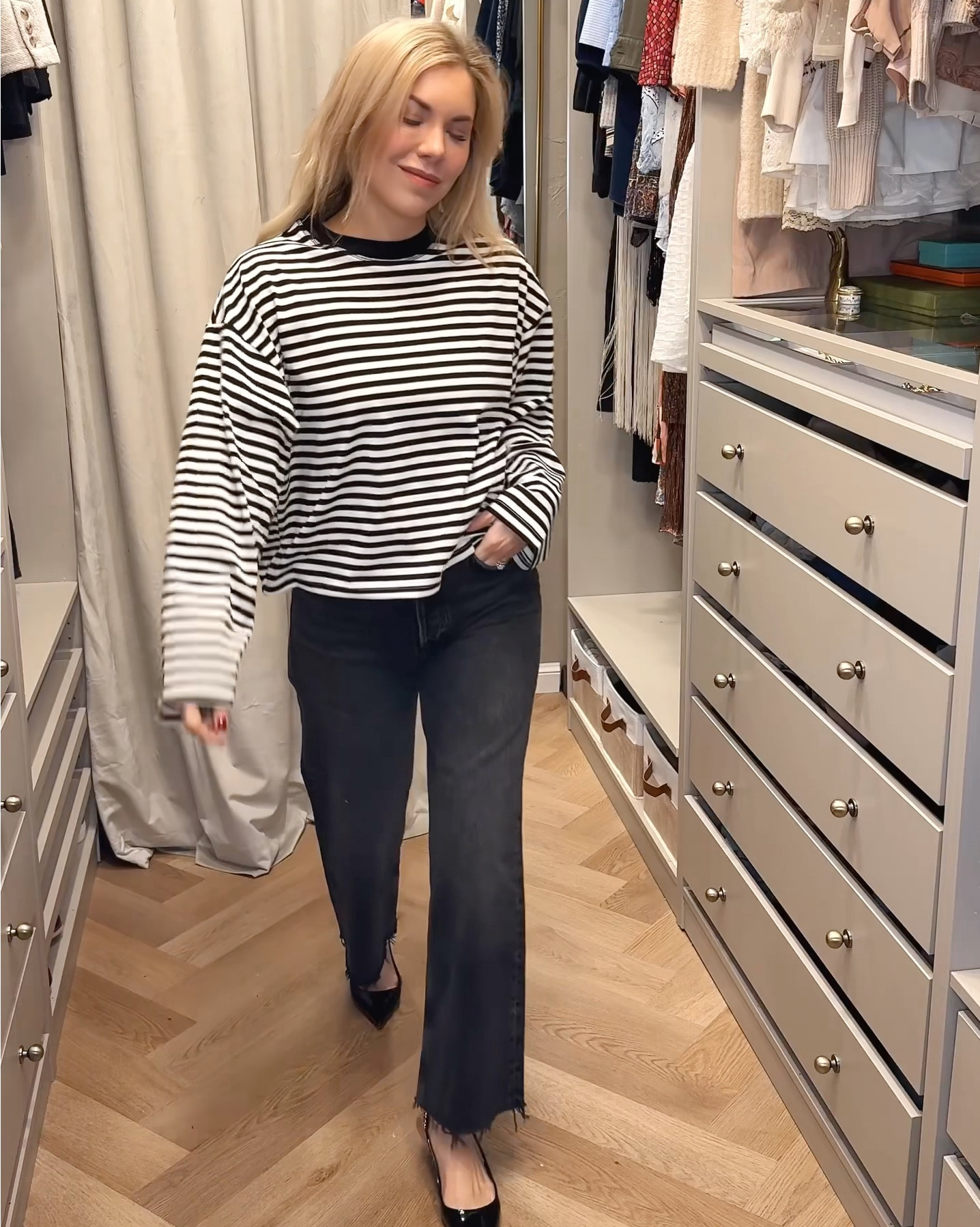 Stripe tee
Black jeans
Cropped wide leg black jeans 


#LTKootd #LTKdayinmylife #LTKSeasonal