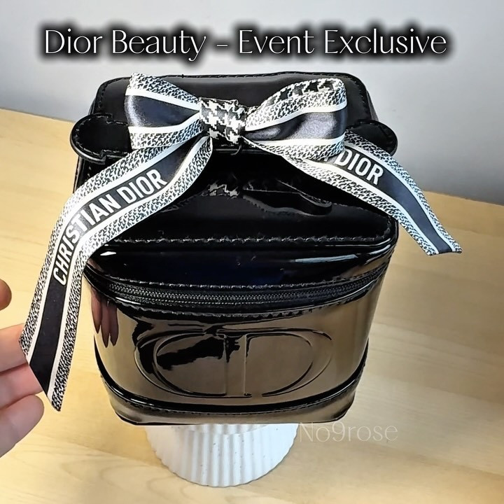 Dior Beauty exclusives that you need to see
💜🧡🩷🍬🖤

A mini vanity gifted at a private Dior event, paired with candy details and blotter cards featuring three new Dior scents. I couldn’t resist adding my mini Dior twilly to the mini CD vanity. 🙌

These pieces were a must for me as a collector
✨ packaging
✨ presentation
✨ quiet luxury details Dior always gets right

#DiorBeauty #DiorExclusive #LuxuryBeauty #BeautyCollectors DiorPackaging PerfumeBlotters @diorbeautylovers