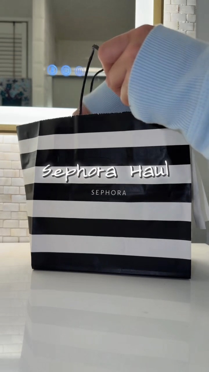 Sephora Haul: The Restock You Need 🖤✨
Nothing beats a Sephora unboxing! I picked up some of my absolute must-haves and a few new things I’ve been dying to try. If you want that flawless, airbrushed makeup look, these are the products to grab.
The Lineup:
 Huda Beauty Makeout Sesh Lip Duo: The perfect nude lip combo for that effortless pout in Rosy Bombshell.
 Hourglass Cosmetics: You already know their luxury beauty formulas are worth every penny.
 One/Size Ultra Pink Powder: The secret to brightening your under-eye and blurring pores.
 Caudalie Vinopure Gel Cleanser: My go-to for clear skin and keeping breakouts at bay.

#SephoraHaul #MakeupMustHaves #HudaBeauty #OneSize Beauty #HourglassCosmetics #Caudalie #CleanBeauty #ViralMakeup #LTKbeauty #MakeupUnboxing

#LTKselfcare #LTKBeauty