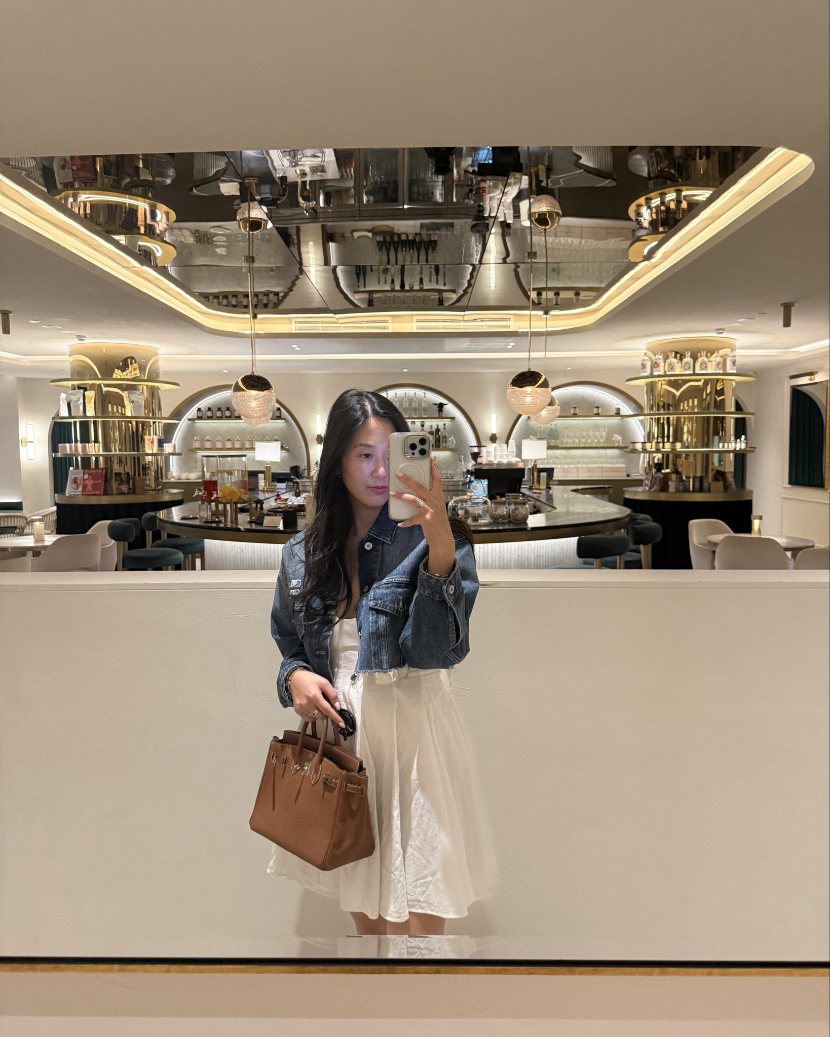 One of my favourite denim jackets - love pairing this with a black pair of pants or throwing this over a white dress if it’s a bit chilly! 

Wearing size 38