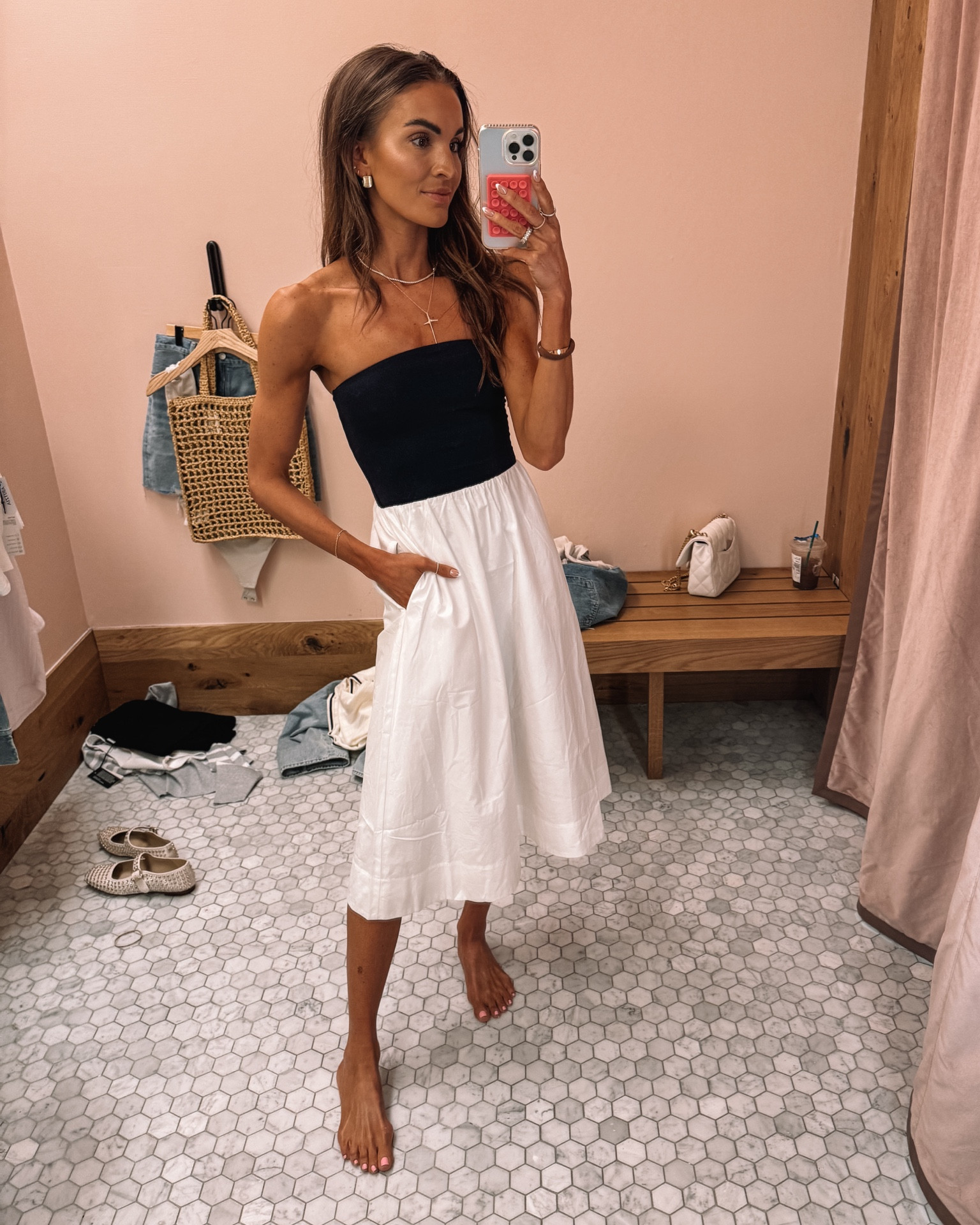 such a classic / feminine dress for spring and summer! wearing size xs 