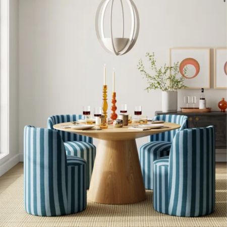 With Wayfair day this weekend I wanted to share the table I snagged for our eat in kitchen! I love the pedestal circle style. 