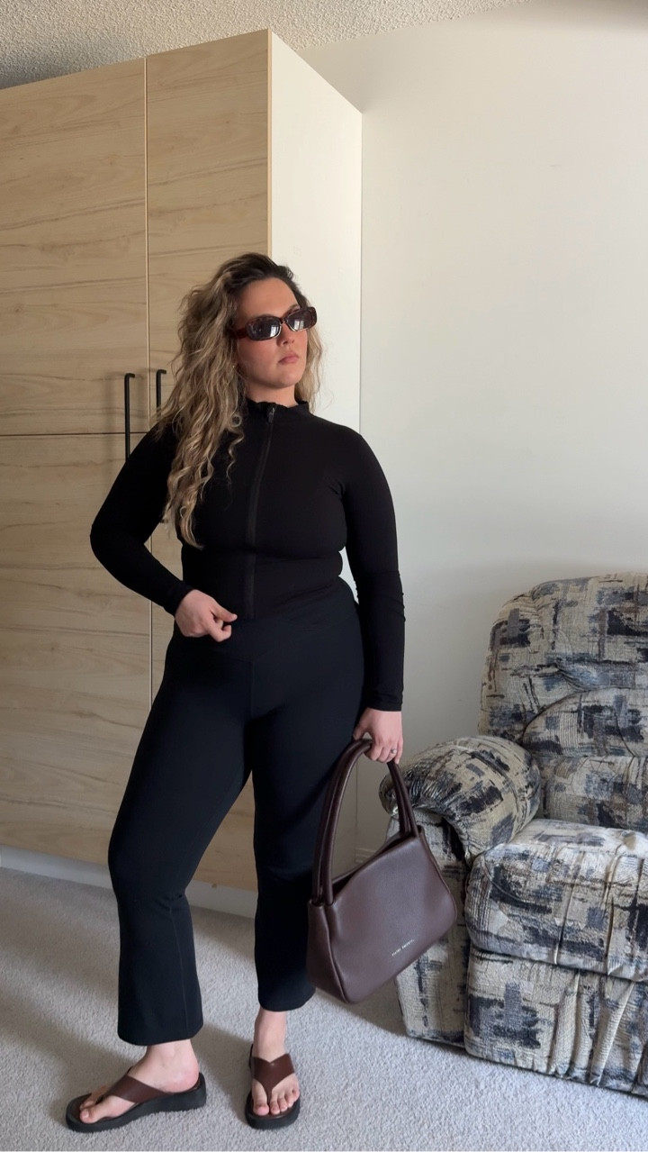 Going to be wearing this outfit this spring on repeat 😍

~ outfit details ~
Top: @prettylittlething 
Leggings: @crzyoga_ca 
Shoes: @princesspolly 
Bag: @status_anxiety 

#springoutfit #pinterestoutfit #size10 #size12 #midsizefashion