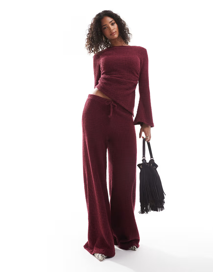 ASOS DESIGN - Pantaloni morbidissimi bordeaux testurizzati a bolle con fondo ampio in coordinato-Rosso | ASOS (Global)