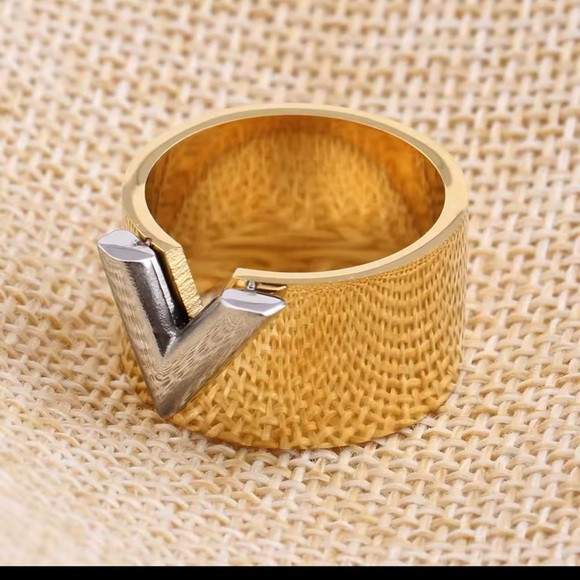 18k Gold Women's Designer "V" Ring | Poshmark