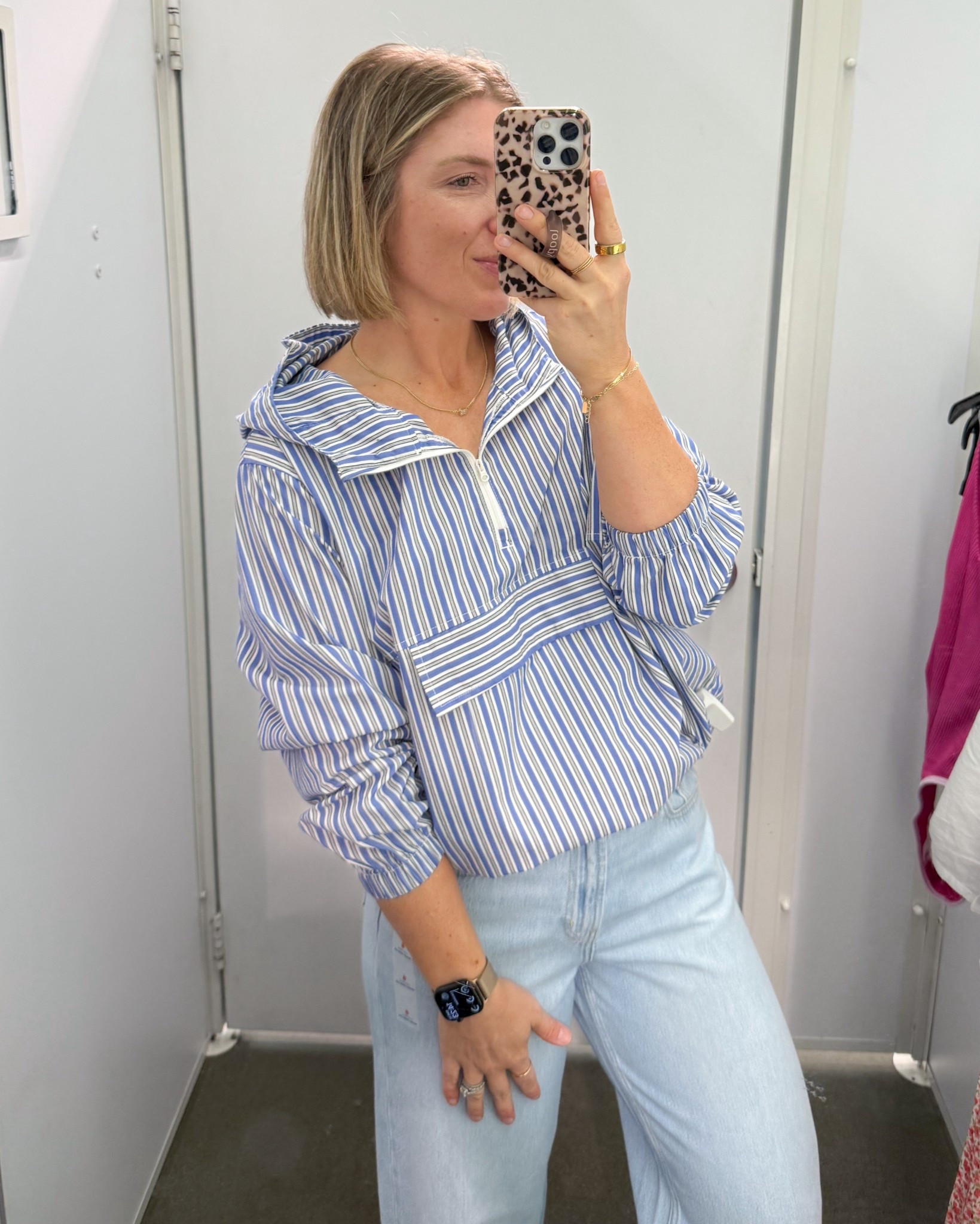 Nadine tried this on too - major preppy east coast by the water vibes!!! Life the functional hood and pockets ✔️