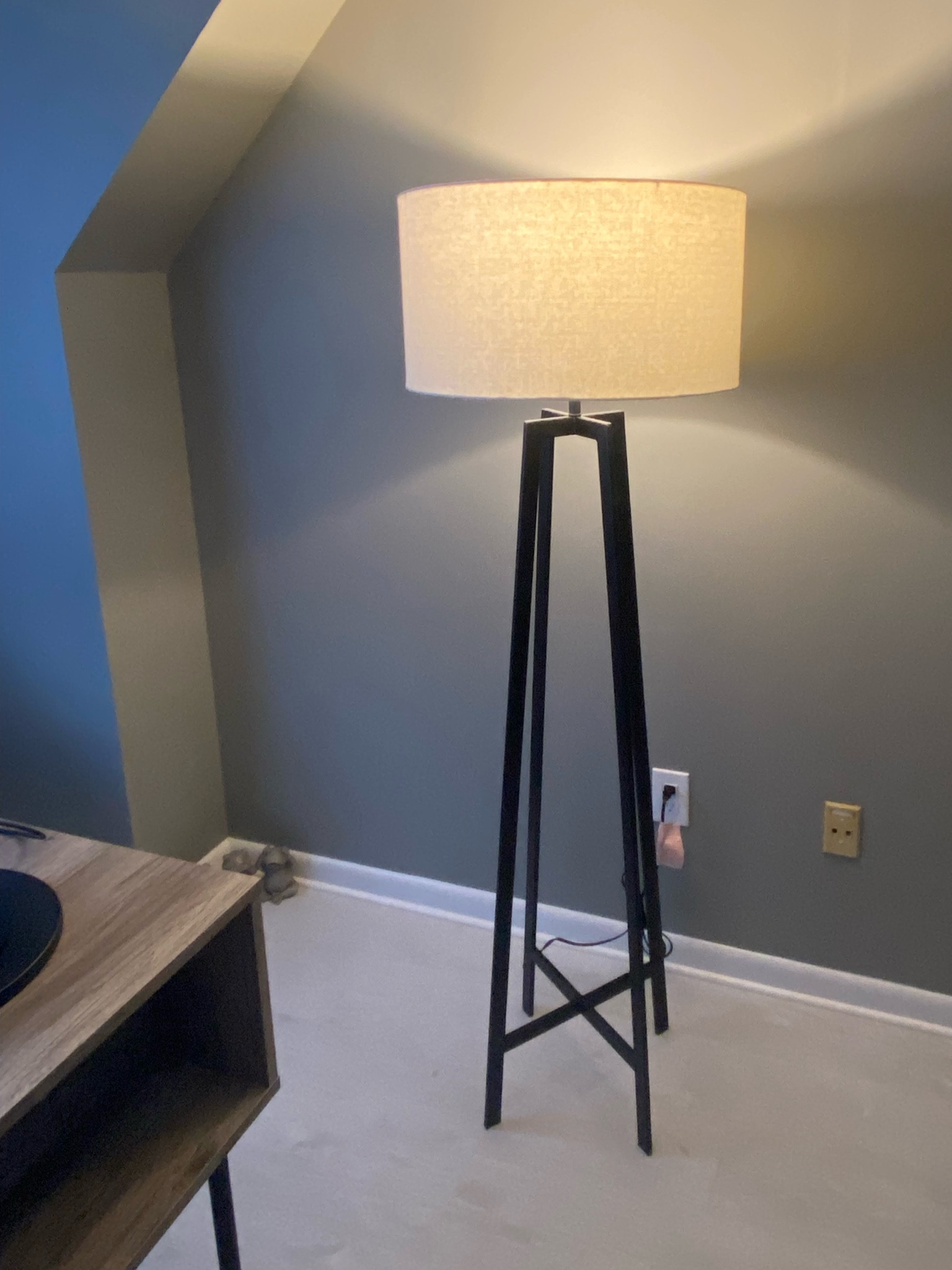 Please ignore the wires… I can’t stand them!

#LTKhome