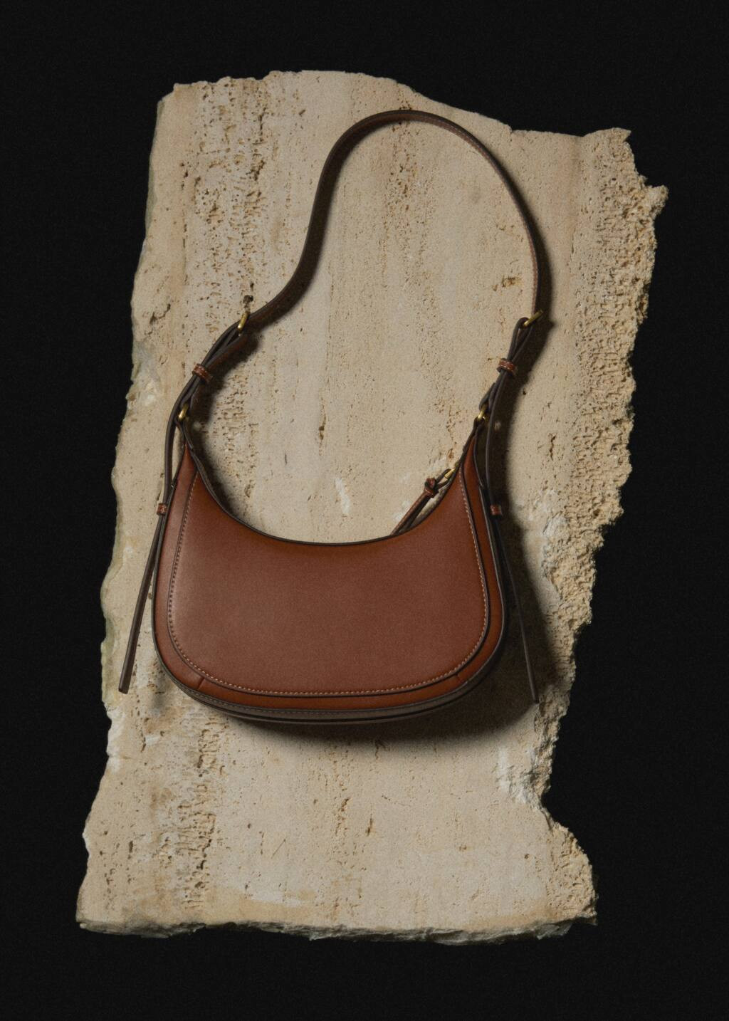 Oval shoulder bag leather - Woman - One size - MANGO | MANGO (UK)