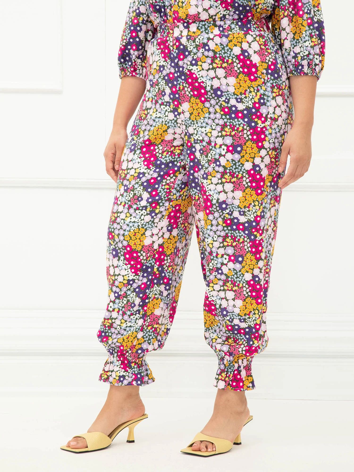 ELOQUII Elements Women's Plus Size Floral Print Jogger Pants with Flounce Hem - Walmart.com | Walmart (US)