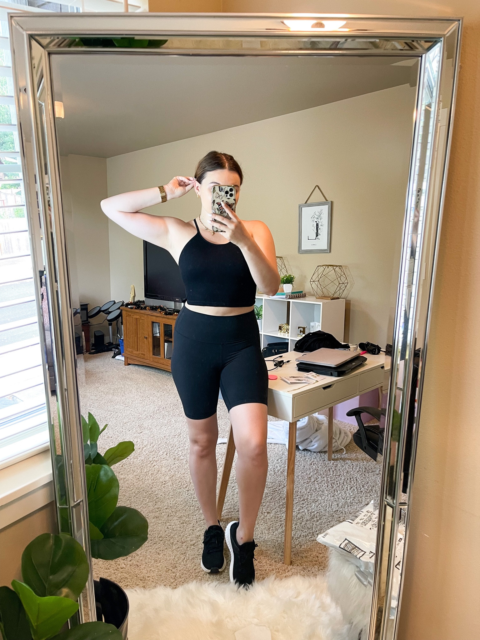 Casual workout outfit perfect for road trips

I’m wearing a M/L tank, size 8 shorts and size 9 sneakers 

#LTKfit #LTKtravel #LTKSeasonal