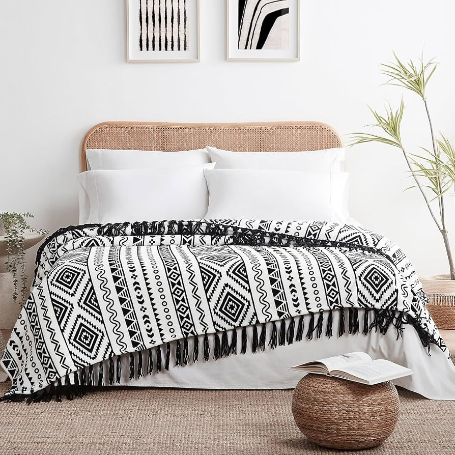 CASAAGUSTO Queen Boho Blanket - Black and White Decorative Aztec Blankets with Tassel, Printed Fl... | Amazon (US)