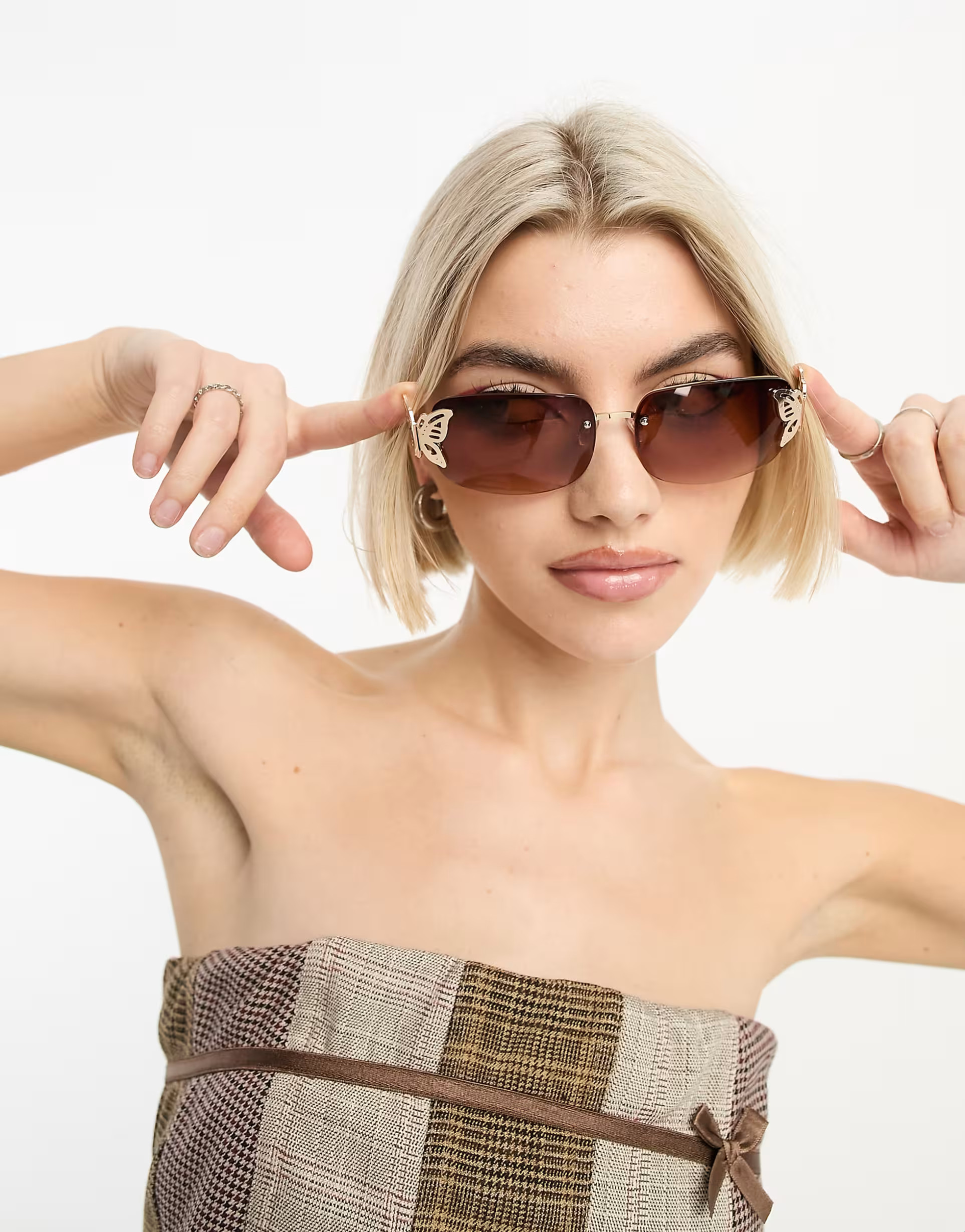 Tammy Girl – Eckige Sonnenbrille in Goldoptik mit Schmetterlingsdetail | ASOS (Global)