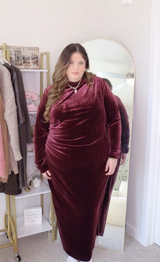 Wearing a size 2x. Pissed I let the world tell me not to wear bodycon dresses because I’m curvy because danggg. Wear the outfit gf!! I think I have to wear this to Christmas because she’s a slay 😍 

#LTKSeasonal #LTKPlusSize #LTKHoliday