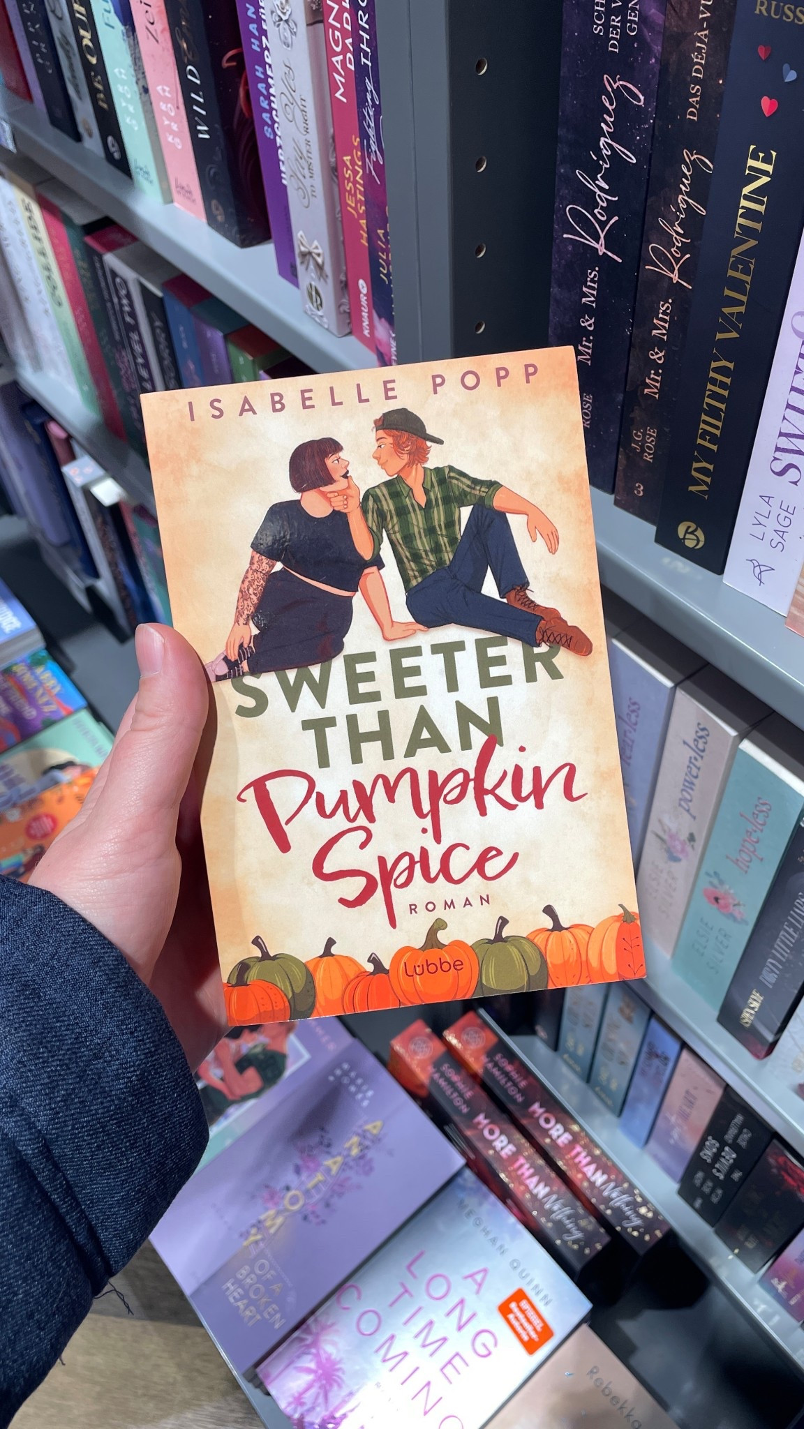 Auch wenn es bereits Winter ist, kurz vor Weihnachten und der Herbst & die Kürbiszeit vorbei ist - „Sweeter Than Pumpkin Spice“ gibt einem trotzdem cozy feelings! 🎃

Gestoßen bin ich auf das Buch, weil die Autorin in meinem Buchclub ist & die Geschichte in meiner neuen Heimat in Indiana spielt 🤭 

Sadie Fox & ihr Papa sind eine schwierige Kombination - dennoch würde sie alles tun, um seine Respekt zu bekommen. Als er weg muss & sie fragt, von Californien in ihre Heimatstadt zu kommen um sich um seine Kürbisse zu kümmern (yes, gigantische Kürbisse für einen Contest spielen eine wichtige Rolle hier! 🎃), sagt sie nach einem bissl hin und her ja. Als sie auftaucht, sind a) die Kürbisse von Wildschweinen zerfressen und b) steht da auf einmal ein immer gut gelaunter neuer Nachbar, Josh, der ihr direkt richtig auf den Geist geht. Als wenn das nicht genug wäre, zieht ein Tornado durch die Kleinstadt und zerstört Sadies Elternhaus. Wo kommt sie unter? Natürlich bei Josh. 💣💥

#LTKdeutschland #LTKgiftguide