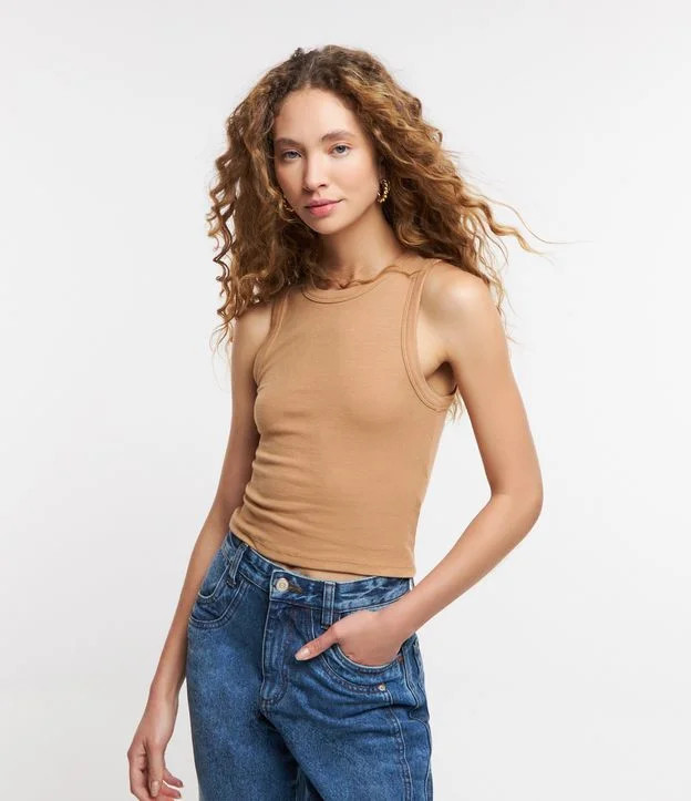 Regata Cropped em Ribana Canelada com Gola Redonda Marrom Médio | Renner (BR)