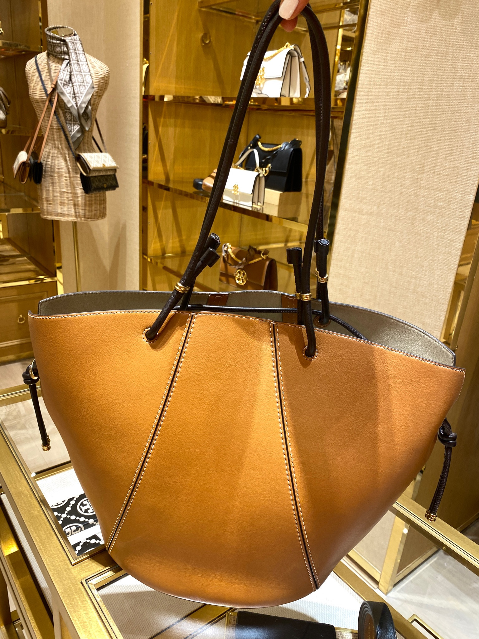 New convertible Tory Burch tote bag now 30% off + free shipping! 

#LTKitbag #LTKsalealert