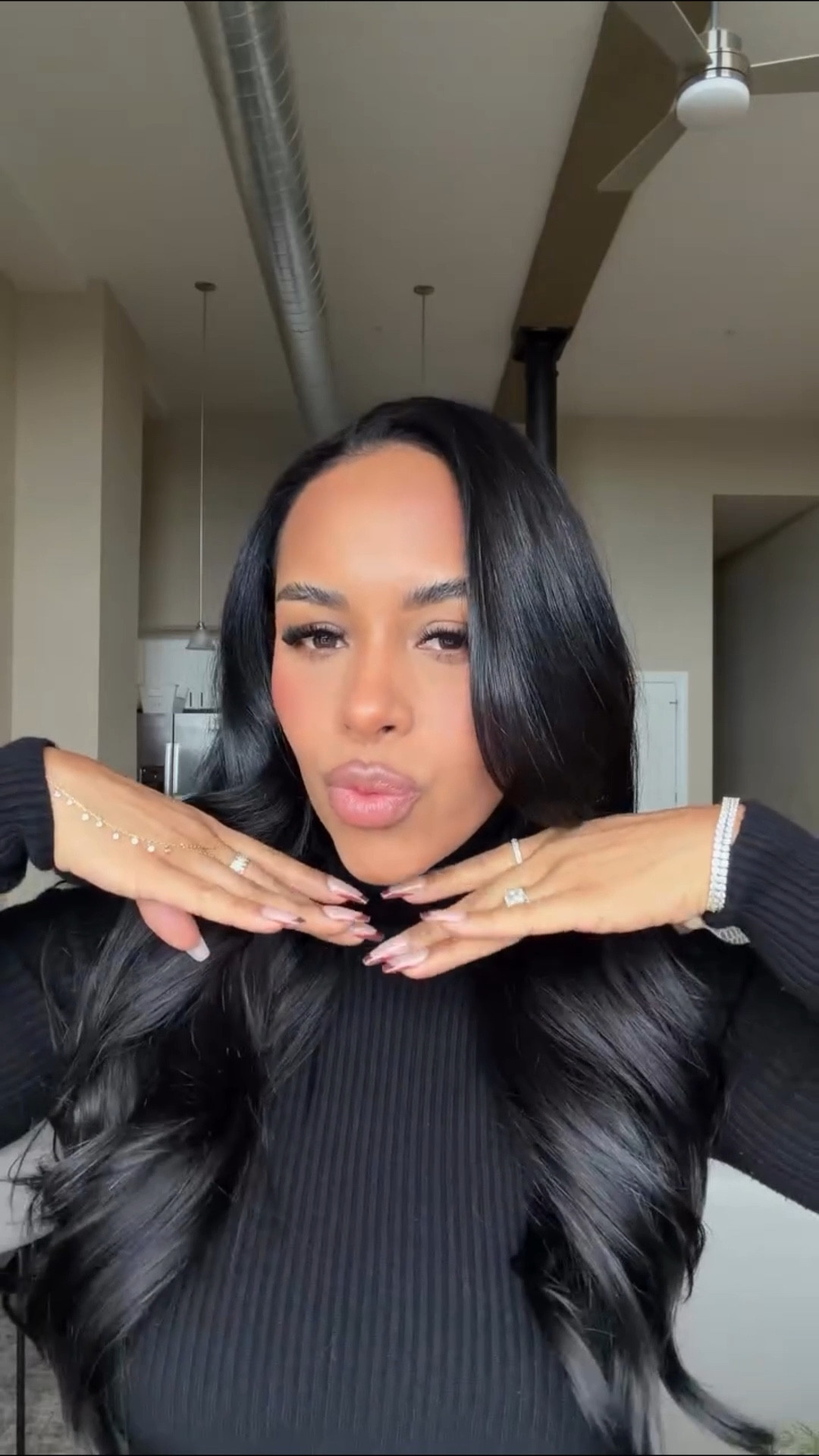 Day 9 of Mom-mas: Simple lip combo. Easy outfit. Am I the only one who has a lip combo that has multiple layers? 😂 
Are you a neutral lip girl or a bold lip one?