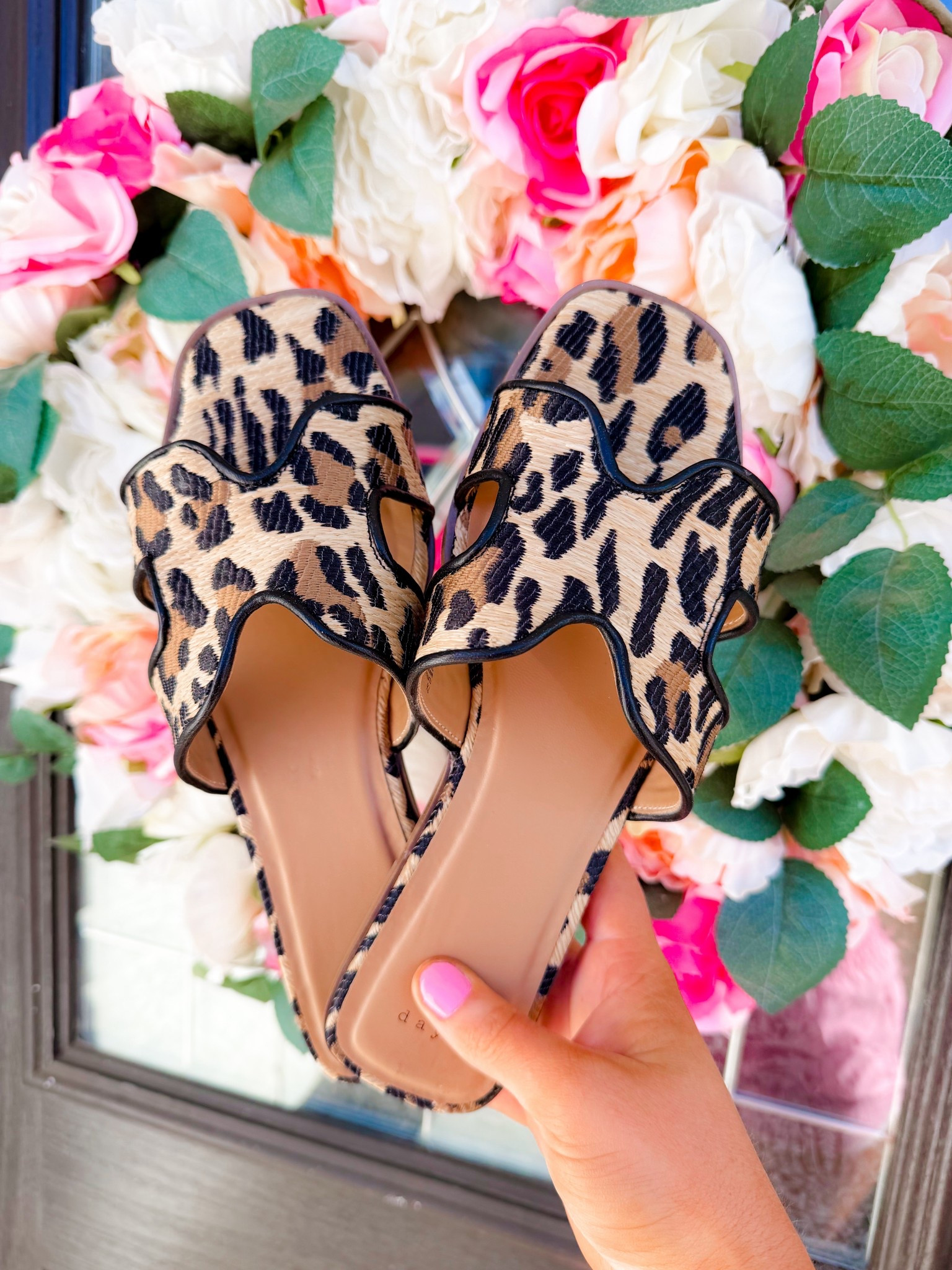Cutest $30 sandals evaaaaa 😍🤍✨ so comfy too for flats!

Women’s sandals / spring sandals / women’s flats / summer sandals / spring footwear 

#LTKgrwm #LTKSeasonal #LTKootd