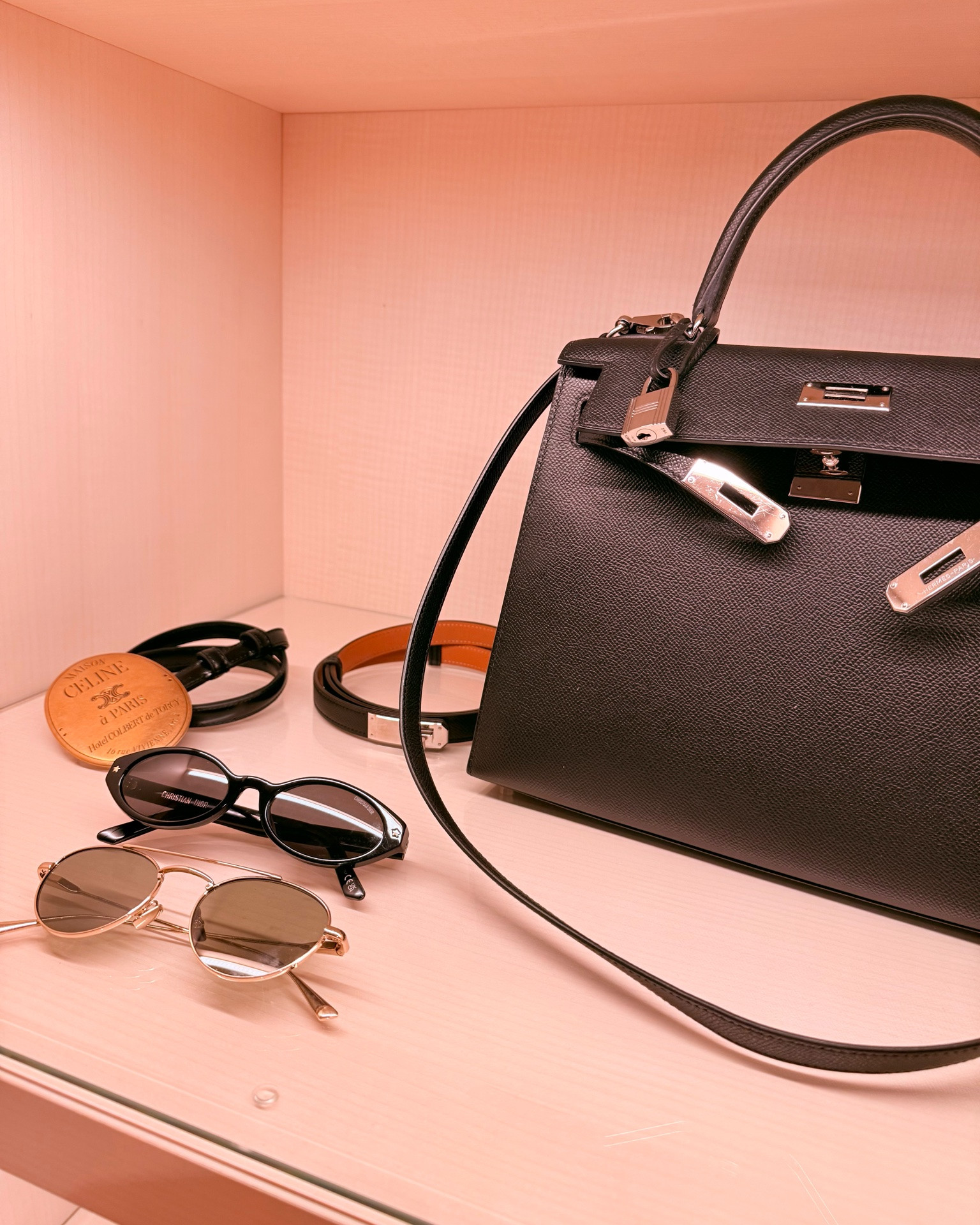 One thing about me - I will spend more time planning my packing than actually packing😂 Every look is mapped out before I leave, and I make sure my accessories can be worn a dozen different ways throughout the trip.