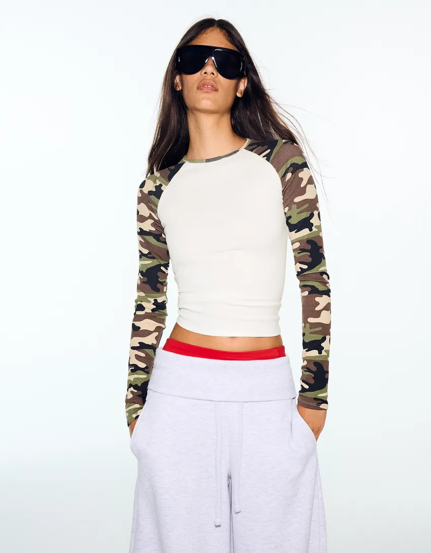 Printed long sleeve raglan T-shirt | Bershka RewardStyle US