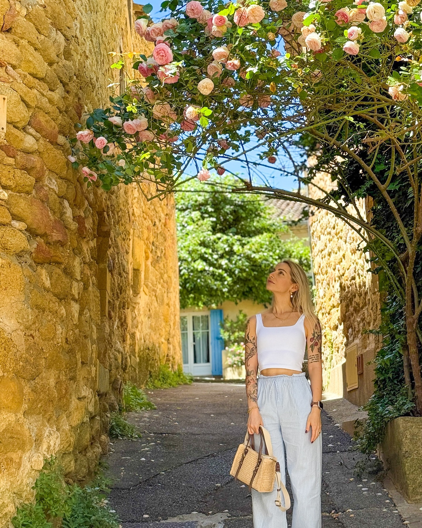 Bienvenue en Provence 🌺 ma team petite avete visto che sono riuscita ad abbinare questi pantaloni in qualche modo alla fine? 😂♥️ #petiteoutfit #petite #zarakids #ltk #ltkpetite