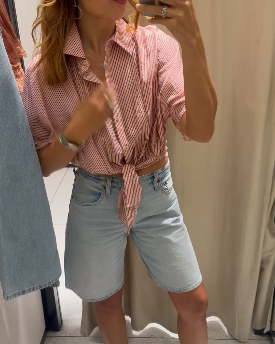 Levi’s dad jeans 
Zara knot top in small 
🤍🤍🤍🤍