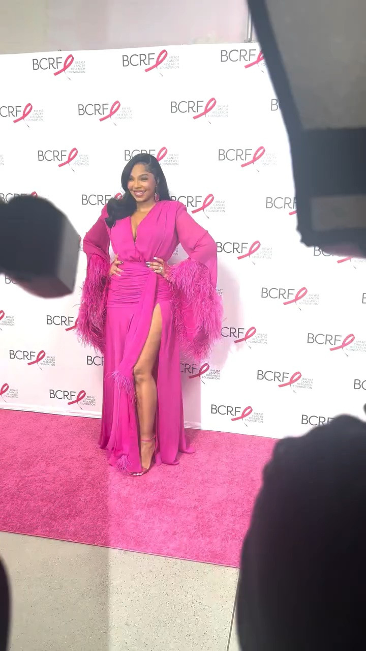 @ashanti wore a @bronxbanco gown with @dolcegabbana shoes, styled by @styledbytimb. Hot! Or Hmm..?

Hair: @andrecavasier
Makeup: @missangiemar

📸: IG/Reproduction

#Ashanti #ashantistyle #ashantifbd #bronxbanco #fashionbombdaily #fbdaily #BombStyle