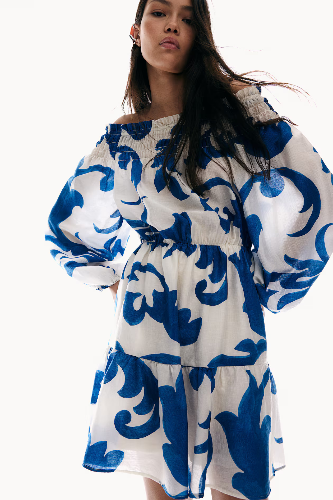 Off-the-shoulderjurk - Lange mouwen - Kort - Wit/blauw dessin - DAMES | H&M NL | H&M (DE, AT, CH, NL, FI)