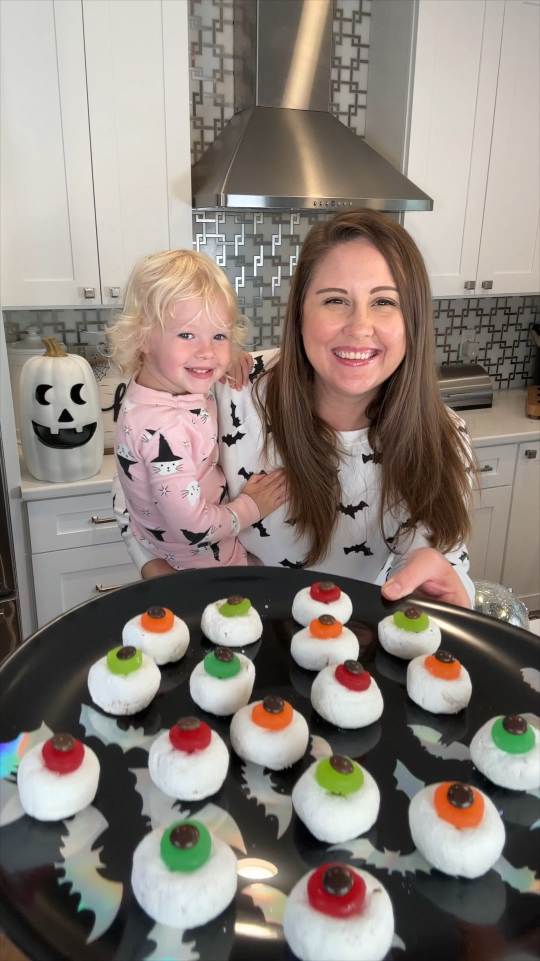 👁️ Here’s a fun Halloween treat that couldn’t be easier to make! 👻 🎃 Turn mini donuts into spooky eyeballs! #HalloweenTreats #HalloweenParty #HalloweenIdeas #Halloween2024

#LTKKids #LTKParties #LTKFamily