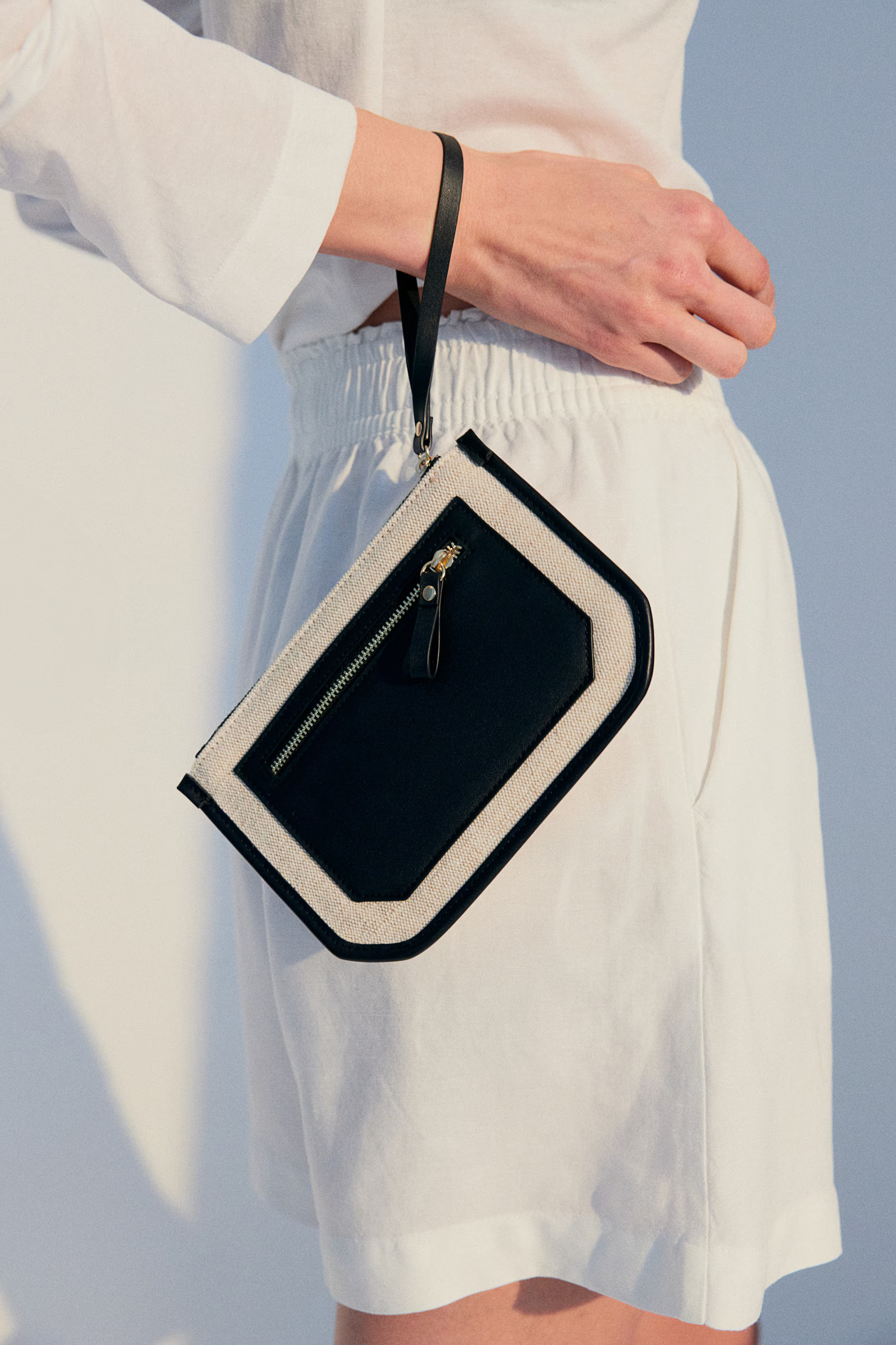 Clutch aus Canvas - Hellbeige/Schwarz - Ladies | H&M AT | H&M (DE, AT, CH, NL, FI)