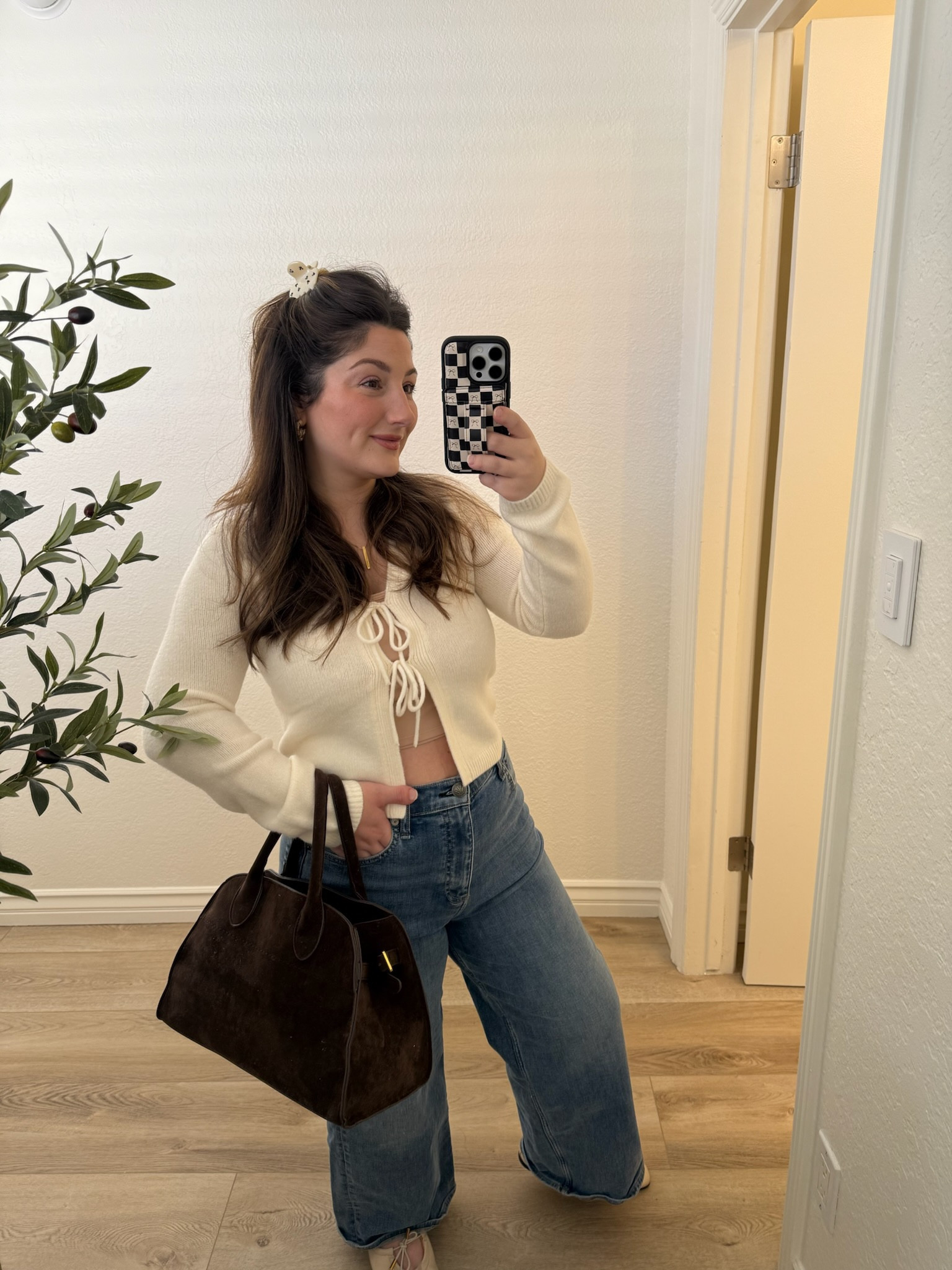 Outfit of the day! 

Abercrombie sweater!
 20% off plus extra 15% off with code: AFKATHLEEN 

Also linked my nursing/pumping bra!

Jeans size 29 
Flats run tts 

Bag size small color coffee  


#LTKSaleAlert #LTKSeasonal #LTKStyleTip