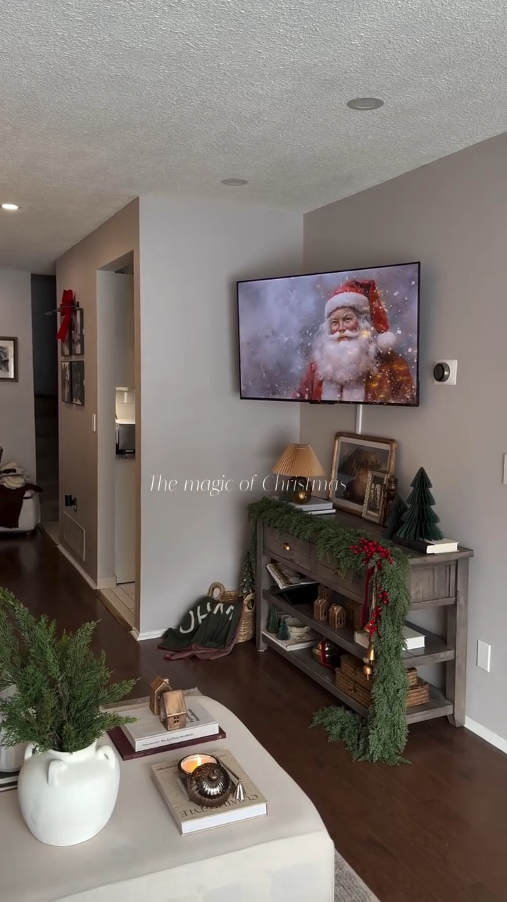 That Christmas magic✨ Feels like home. 

#christmasmagic #cozyhomedecor #ModernOrganicStyle #cozychristmas #holidayhome