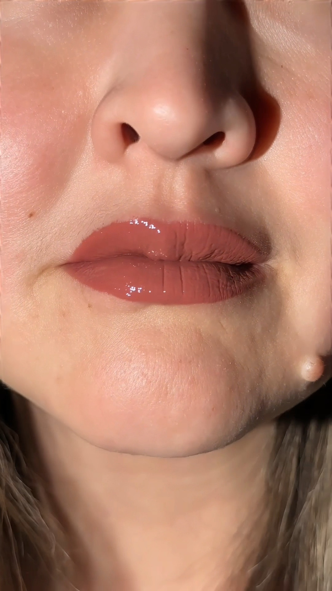 Tarte lip vinyl newest product! This formula is so beautiful, lips are hydrated, shiny and succulent! #makeup