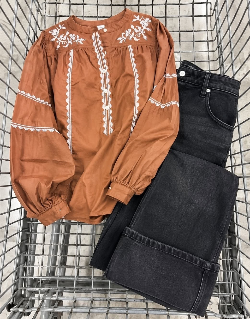 Cute fall outfit idea!