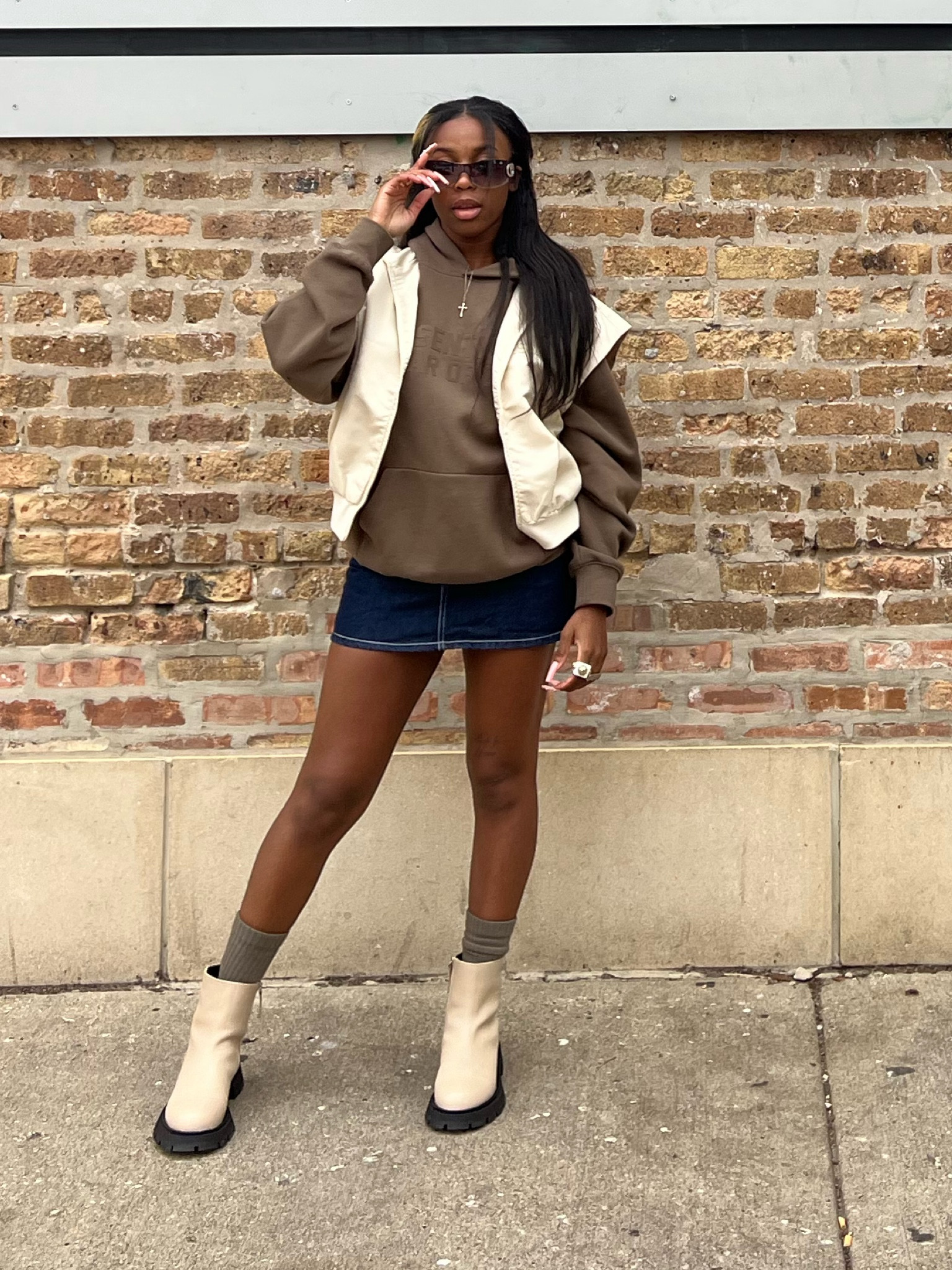 Vest: Essentials Fear of God color eggshell
boots: Zara
Glasses: GiantVintage