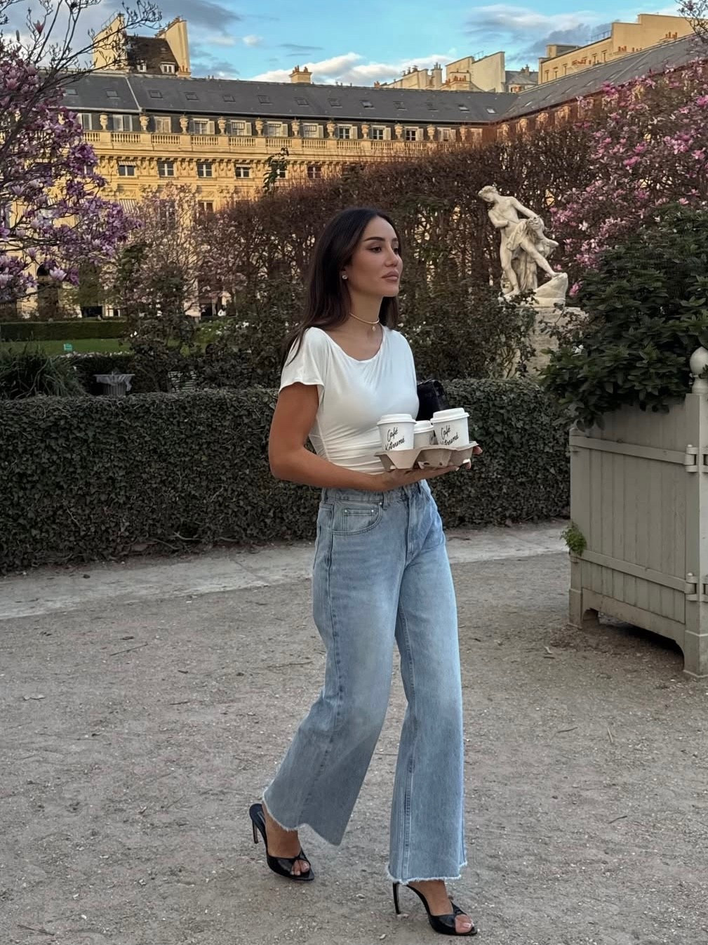 A white tee and jeans - an unbeatable combination. Simple yet always a perfect spring outfit. 