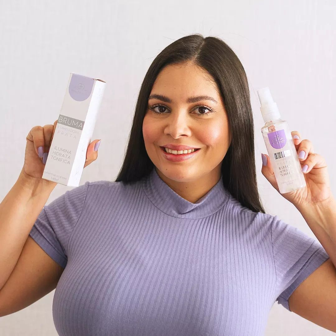 A Bruma iluminadora prata foi desenvolvida para irradiar brilho, promover uma aparência natural da pele, além de oferecer uma proteção extra aos danos externos.

Enriquecida com extrato de algodão, a bruma iluminadora oferece ação altamente revitalizadora.

Indicada para preparar a pele, facilitando a aplicação e aumentando a fixação dos itens da make, além de promover uma pigmentação maior de produtos como pó e sombra.

Modo de usar: Agite o frasco com movimentos verticais para a bruma ficar homogênea. Borrife no rosto uniformemente, com os olhos fechados à uma distância de 25 a 30cm, e pronto, é só brilhar!!

Eu uso depois do pó translúcido para unir e suavizar o acabamento, depois uso uma um pouco quando já estou com a maquiagem finalizada.

#phallebeauty
#phallebeautycosmétics
#brumafixadora #Maquiagem #lilas #inspiração #dicasdemaquiagemparainiciantes #dicasdemaquiagem #look #dicasdebeleza

💜 Permuta #Permuta