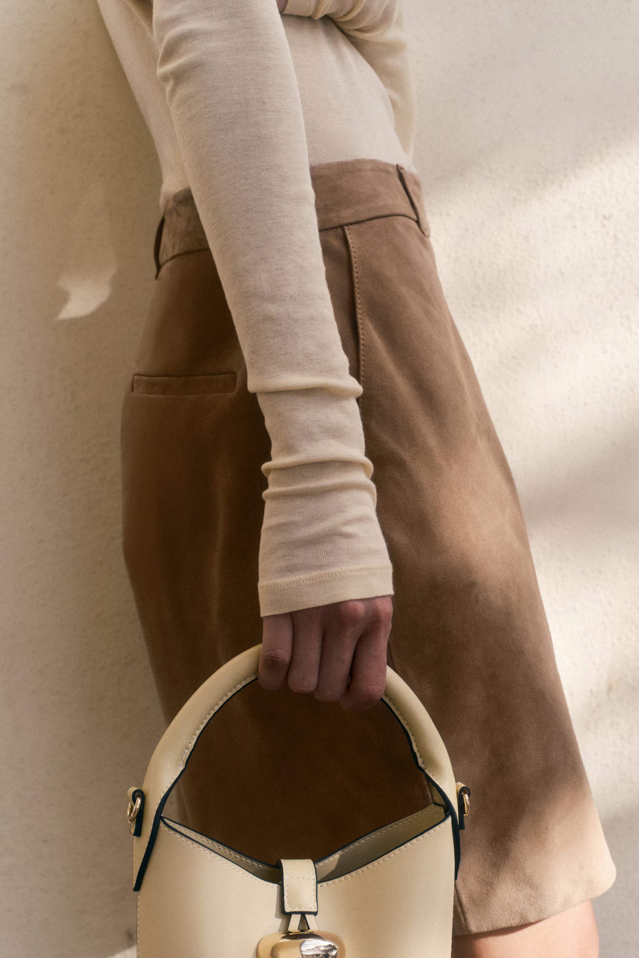 Suede Bermuda shorts - Beige - Ladies | H&M GB | H&M (UK, MY, IN, SG, PH, TW, HK)