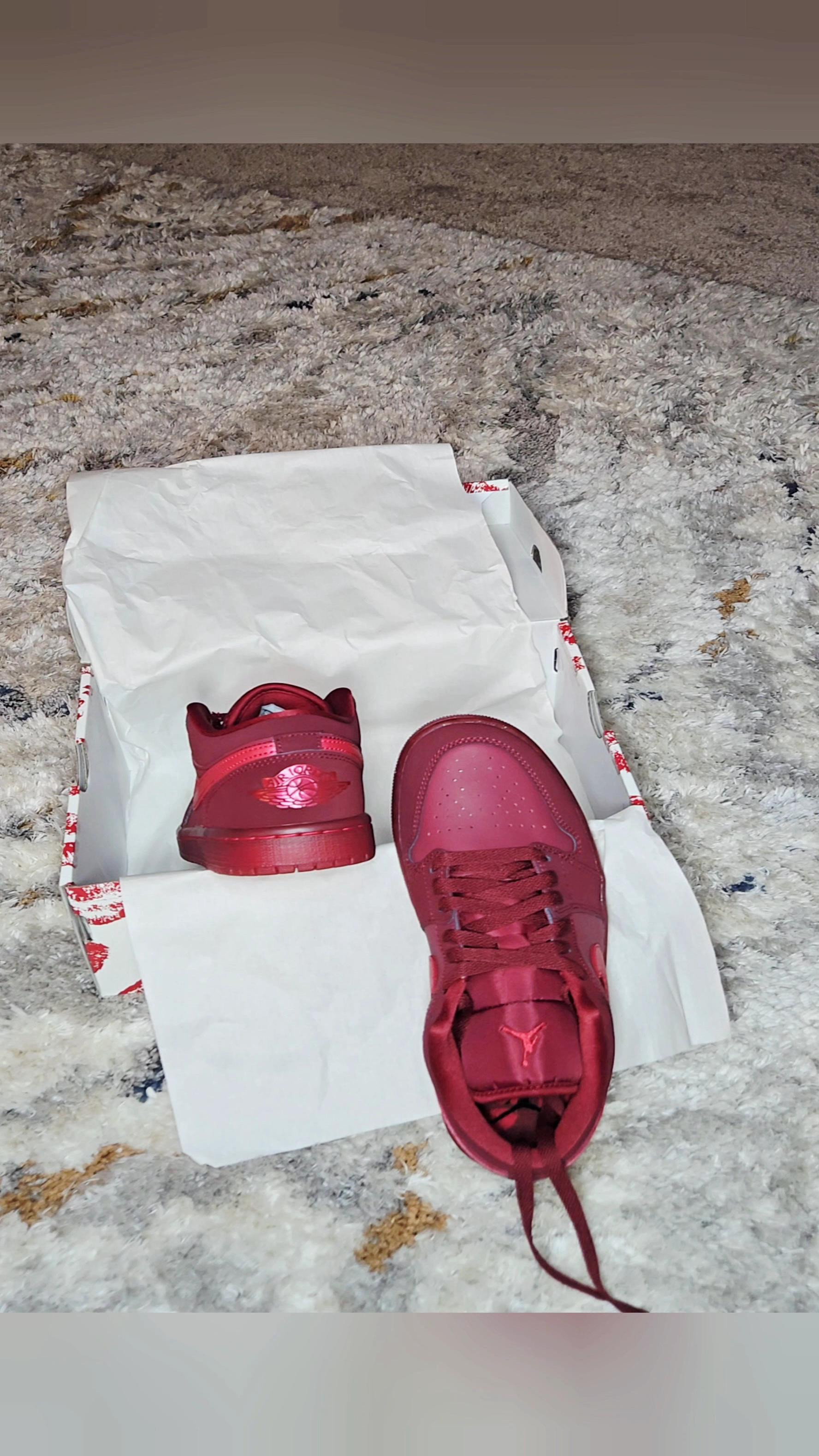 Valentine's day.You know i love a good little unboxing.Ubonx with me my Valentine's day gift😍.

#LTKdayinmylife #LTKSeasonal #LTKActive