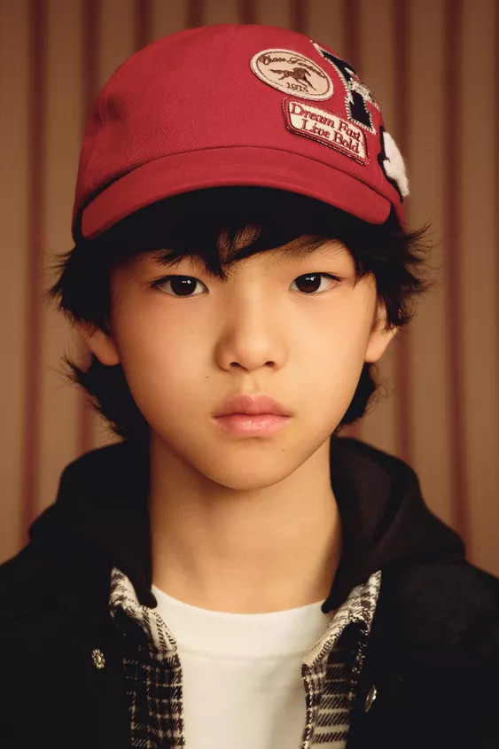 Cap with adjustable hook-and-loop closure at the nape. Patch appliqué. | Zara US