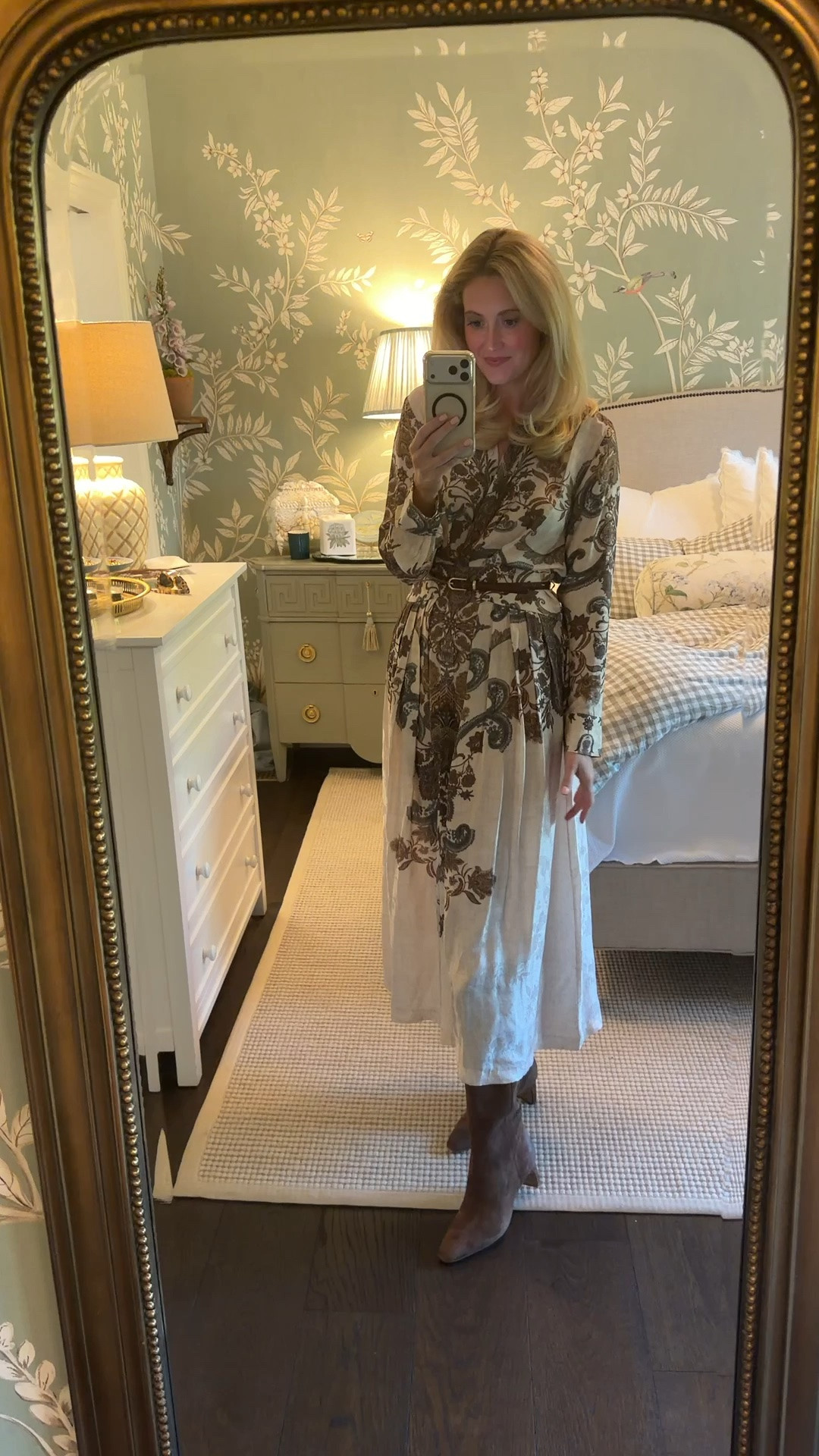 How fabulous are these Western boots for Fall?! @dolcevita always has the best selection! I’m wearing my normal size!