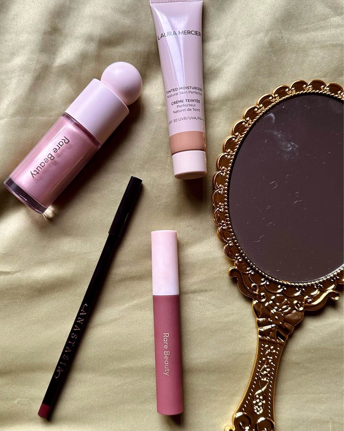 Cor de cada produto:

Batom Matte Rare Beauty: Fearless
Iluminador Rare Beauty: Enchant
Lápis de Boca ABH: Malt
Tinted Miosturized: Bisque

#LTKbeauty #LTKFind #LTKbrasil