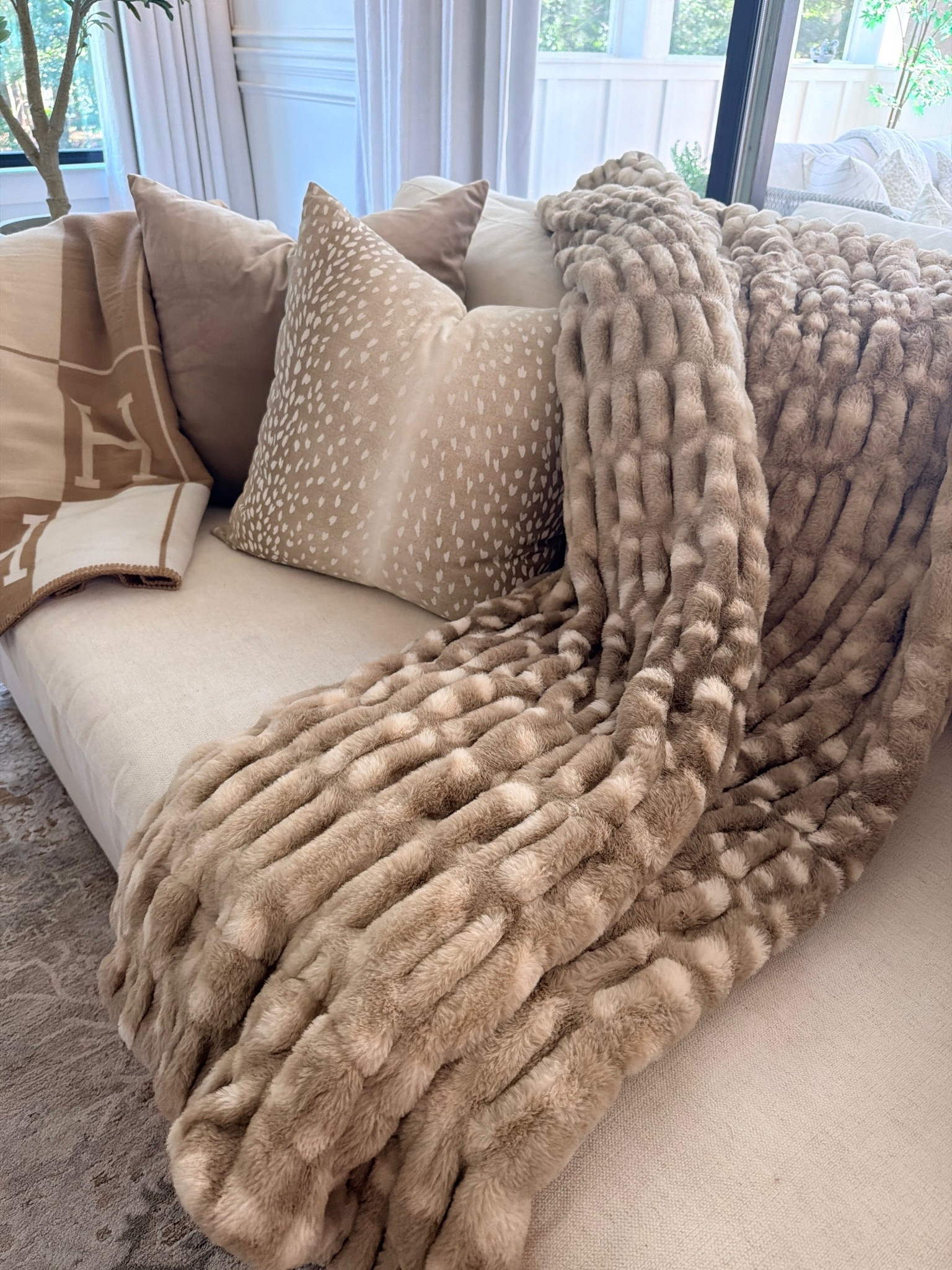 🚨 RUNNNN 🚨
Lola Blankets are 50% OFF right now with code AUG50!!!

I literally just ordered another one because this deal is too good 😭🤎

#LTKHome #LTKSaleAlert