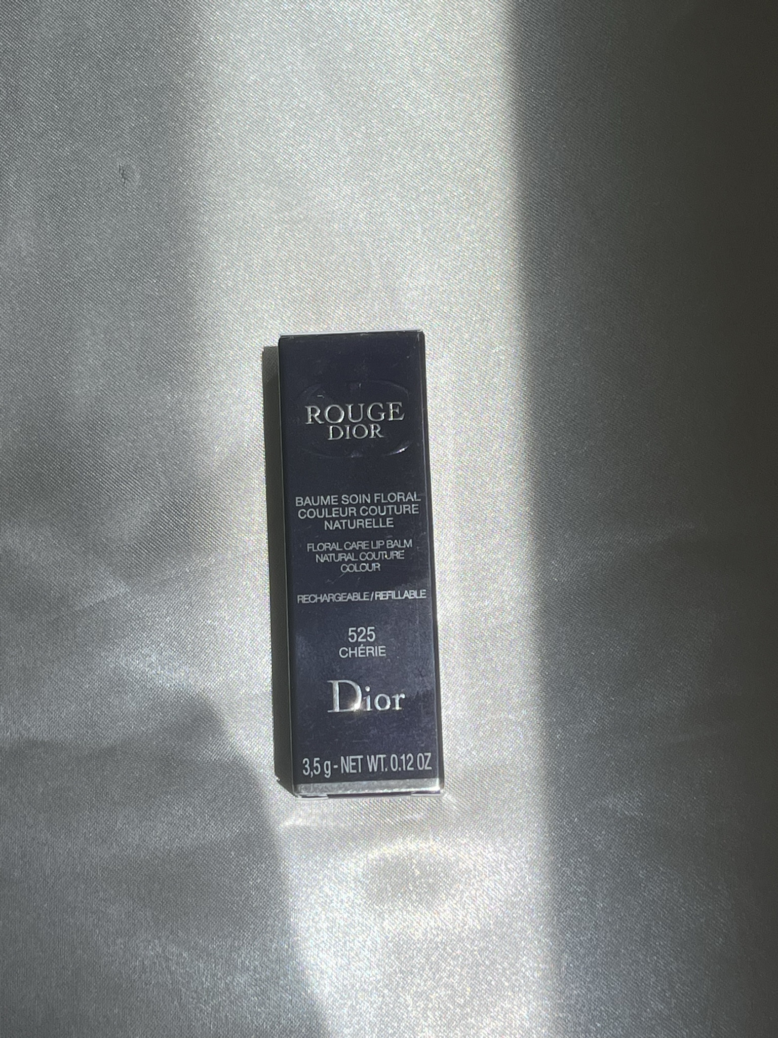 O Rouge Dior Satin Balm na cor 525 Chérie é um balm com acabamento acetinado. É formulado com 95% de ingredientes de origem natural, incluindo extratos de peônia, flor de romã, flor de figueira e flor de hibisco vermelho. Esses ingredientes ajudam a hidratar os lábios e protegê-los dos danos externos. Tem uma textura suave e cremosa que desliza facilmente nos lábios.
Ele proporciona um acabamento acetinado que realça a cor natural dos lábios. 

A cor 525 Chérie é um tom de rosa quente, com um toque de coral.  

O Rouge Dior Satin Balm é uma ótima opção para quem deseja lábios hidratados, com cor e proteção. Ele é fácil de aplicar e proporciona um resultado duradouro.

#LTKbrasil